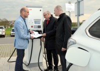 Die neue Schnellladesäule hat ihren ersten Stress-Test bestanden. Foto Tonya Schulz Die neue Schnellladesäule hat ihren ersten Stress-Test bestanden. Foto Tonya Schulz