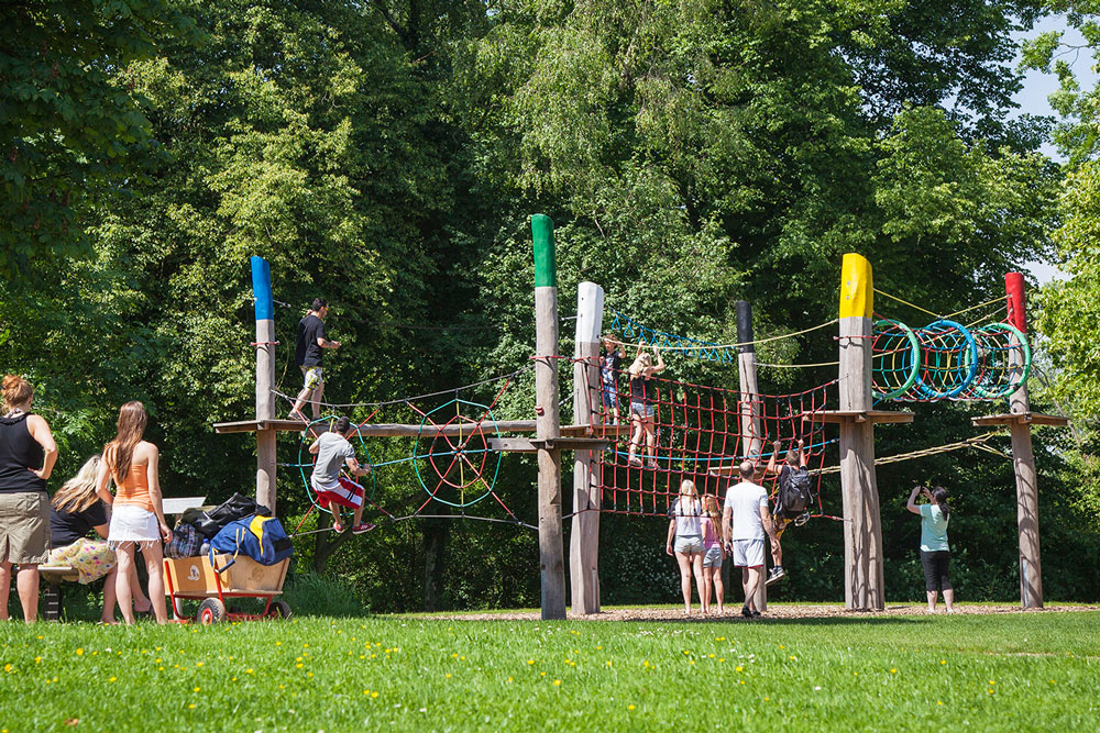 Im Vier-Jahreszeiten-Park Oelde können die HUCK Seilspielgeräte ganzjährig bespielt werden. Im Vier-Jahreszeiten-Park Oelde können die HUCK Seilspielgeräte ganzjährig bespielt werden.