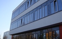 Schulgebäude mit EuroLam-Lamellenfenstern (Vitzhum Gymnasium in Dresden)