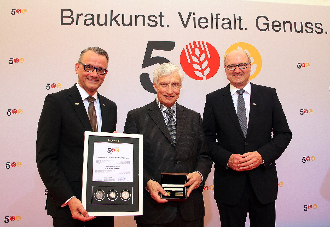 Degussaüberreicht Prinz Luitpold von Bayern Gold-Thaler"Reinheitsgebot" (Bildquelle: Degus Degussaüberreicht Prinz Luitpold von Bayern Gold-Thaler"Reinheitsgebot" (Bildquelle: Degus