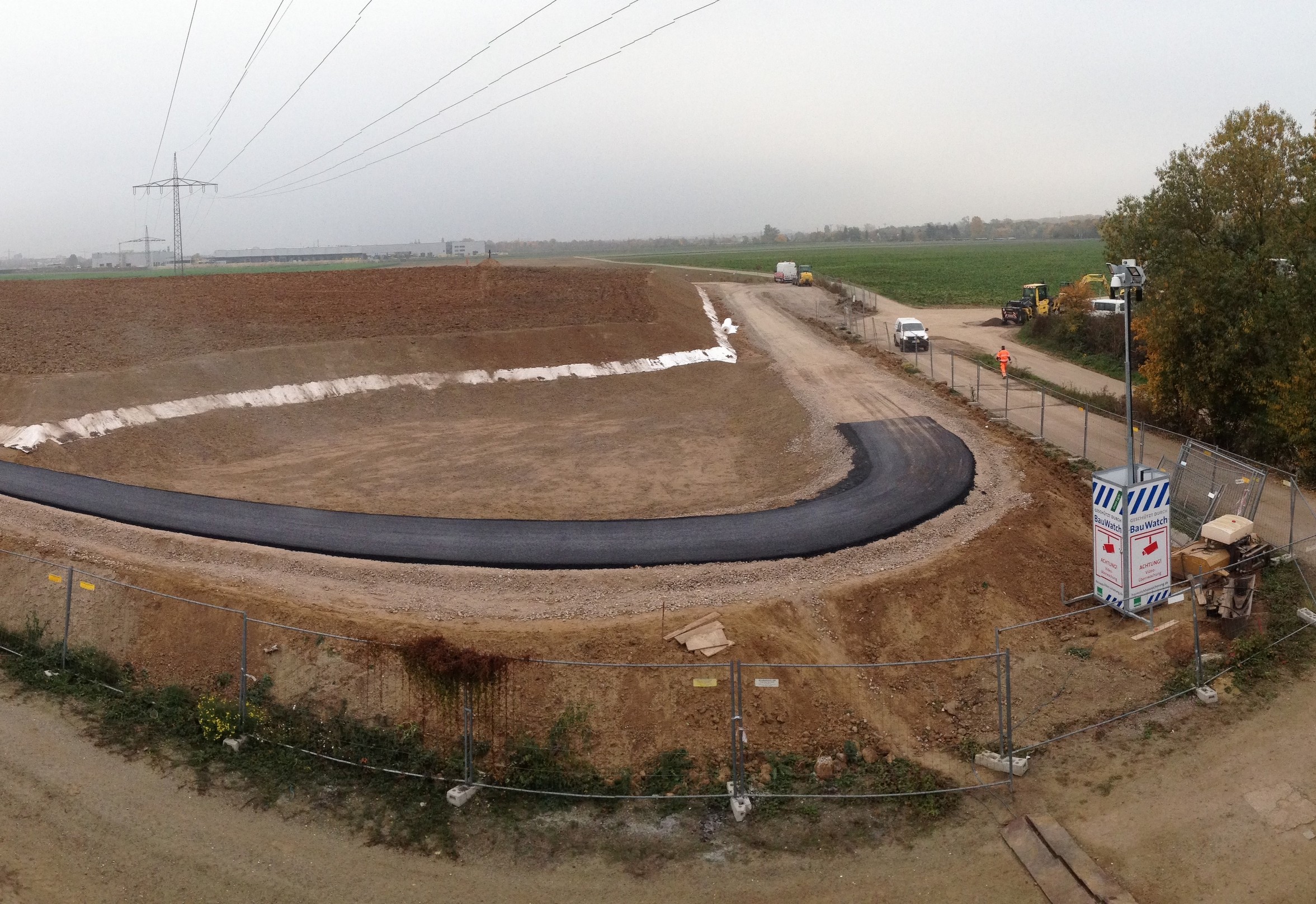 Das Kamerasystem hat den Überblick über das weitläufige Gelände. (Foto: STRABAG Umwelttechnik GmbH) Das Kamerasystem hat den Überblick über das weitläufige Gelände. (Foto: STRABAG Umwelttechnik GmbH)