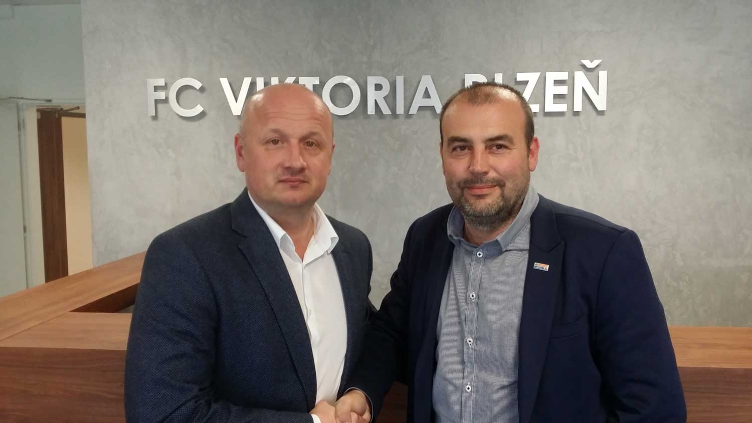 FC-Viktoria-Pilsen---General-Manager-Herr-Sadek-und-Pavel-Hassmann_AO-Salesteam (Bildquelle: @ A& FC-Viktoria-Pilsen---General-Manager-Herr-Sadek-und-Pavel-Hassmann_AO-Salesteam (Bildquelle: @ A&