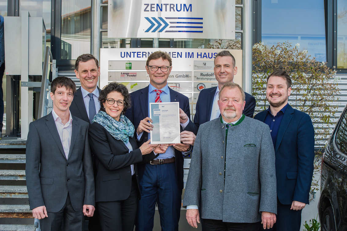 Politische Vertreter und die Gründer der oneclick AG vor dem Logistik Kompetenz Zentrum in Prien. Politische Vertreter und die Gründer der oneclick AG vor dem Logistik Kompetenz Zentrum in Prien.