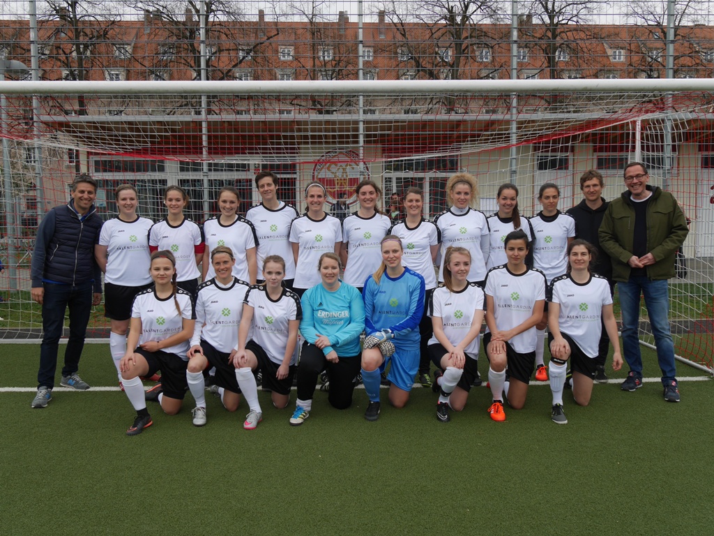 Die SC Amicitia München Damenmannschaft mit ihren neuen Talent Garden Trikots Die SC Amicitia München Damenmannschaft mit ihren neuen Talent Garden Trikots