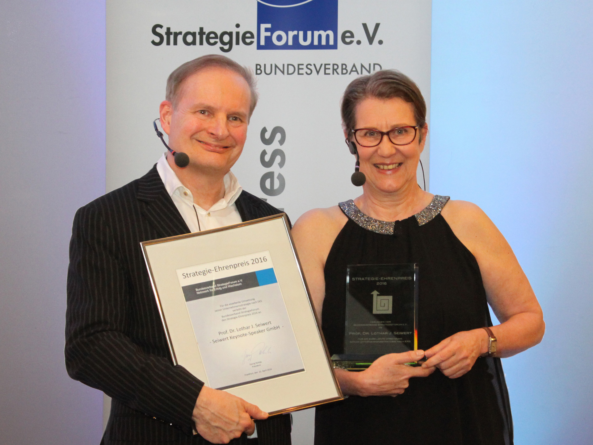 Lothar Seiwert erhält Strategie-Ehrenpreis des Bundesverband StrategieForum am 22. April Lothar Seiwert erhält Strategie-Ehrenpreis des Bundesverband StrategieForum am 22. April