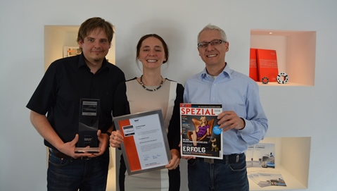 Contentserv bekommt den Innovationspreis-IT. Im Bild: Philip Juchert, Patricia Kastner, Arnim Roth Contentserv bekommt den Innovationspreis-IT. Im Bild: Philip Juchert, Patricia Kastner, Arnim Roth