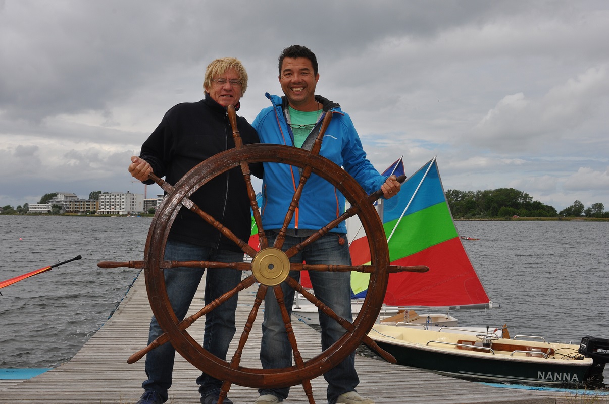 Axel Malickeübergibt das Ruder an Michael Jesse (Bildquelle: Wassersportcenter Heiligenhafen) Axel Malickeübergibt das Ruder an Michael Jesse (Bildquelle: Wassersportcenter Heiligenhafen)