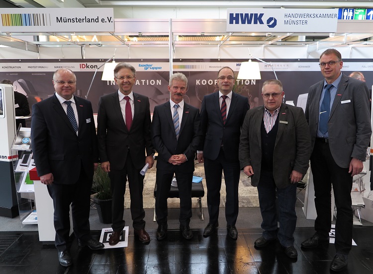 Im Dialog am Gemeinschaftsstand der Handwerkskammer Münster auf der Hannover Messe