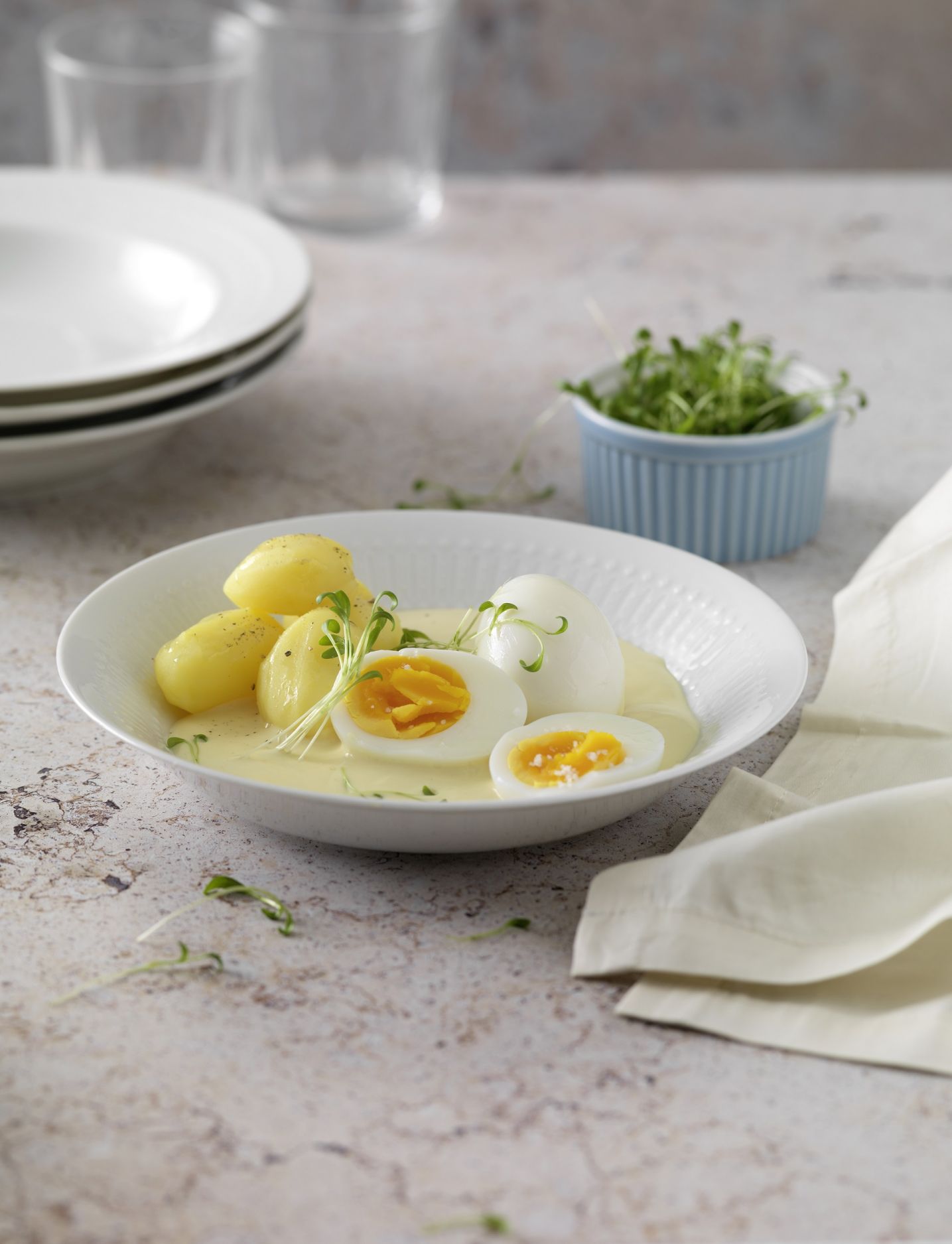 Mit Küchenklassikern Senioren begeistern - Ei mit Senfsauce und Kartoffeln Mit Küchenklassikern Senioren begeistern - Ei mit Senfsauce und Kartoffeln