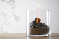 Der Tischkamin TK2020 von fireseller.de sorgt draußen und drinnen für ein stilvolles Ambiente 