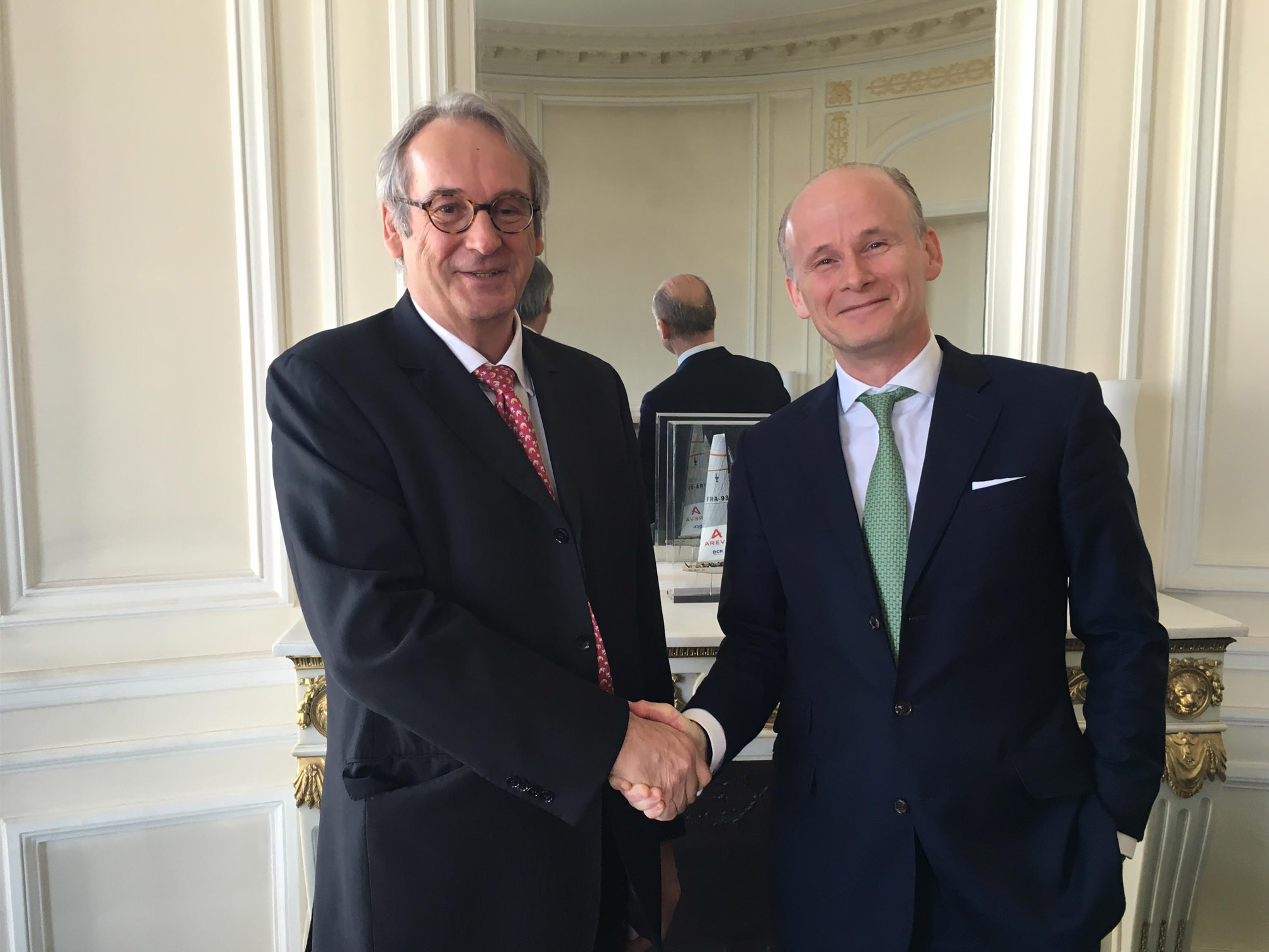 Joachim Pawlik von PAWLIK Consultants mit ICM-Gründer Charles Gancel bei der Vertragsunterzeichnung