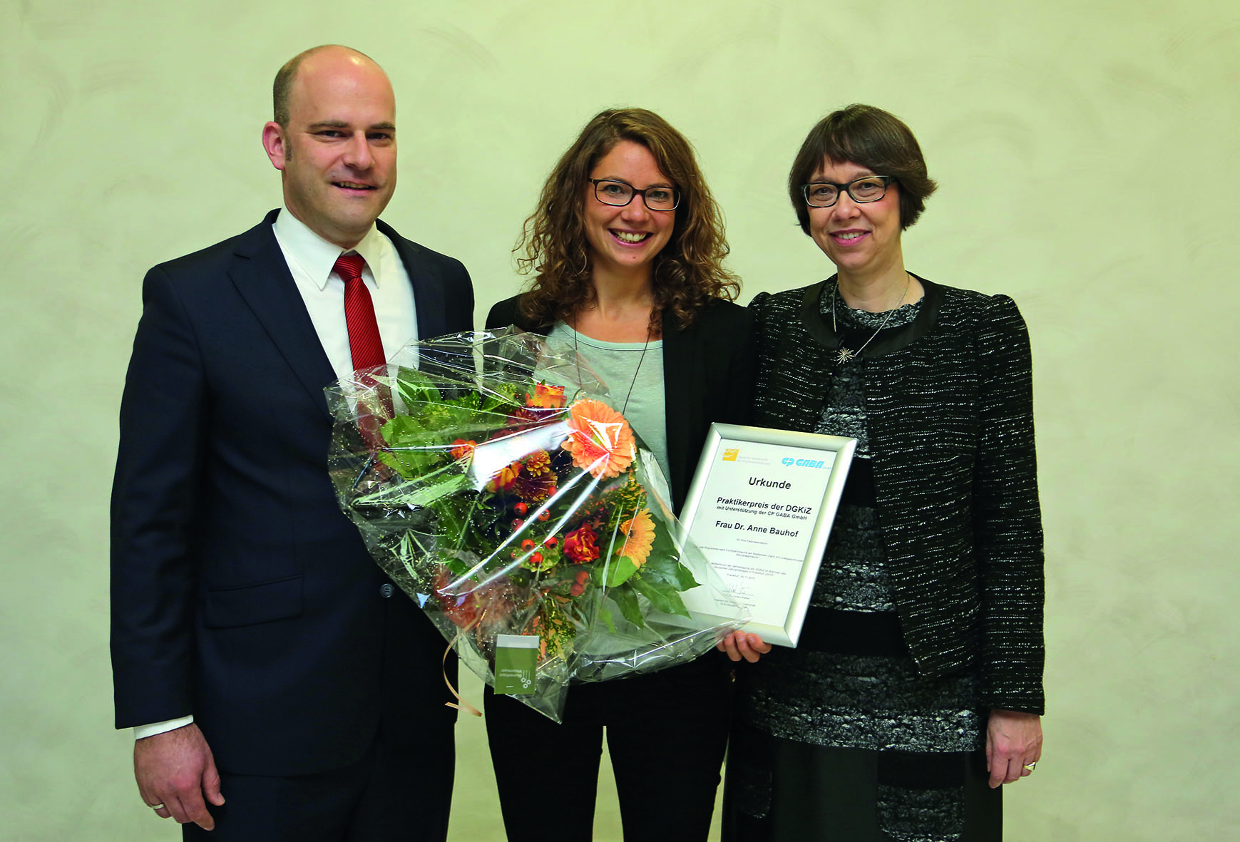 Preisträgerin Dr. A. Bauhof (Mitte) mit Dr. J. Elzer (li.) und Dr. M. Gräfin Schmettow von CP GABA (
