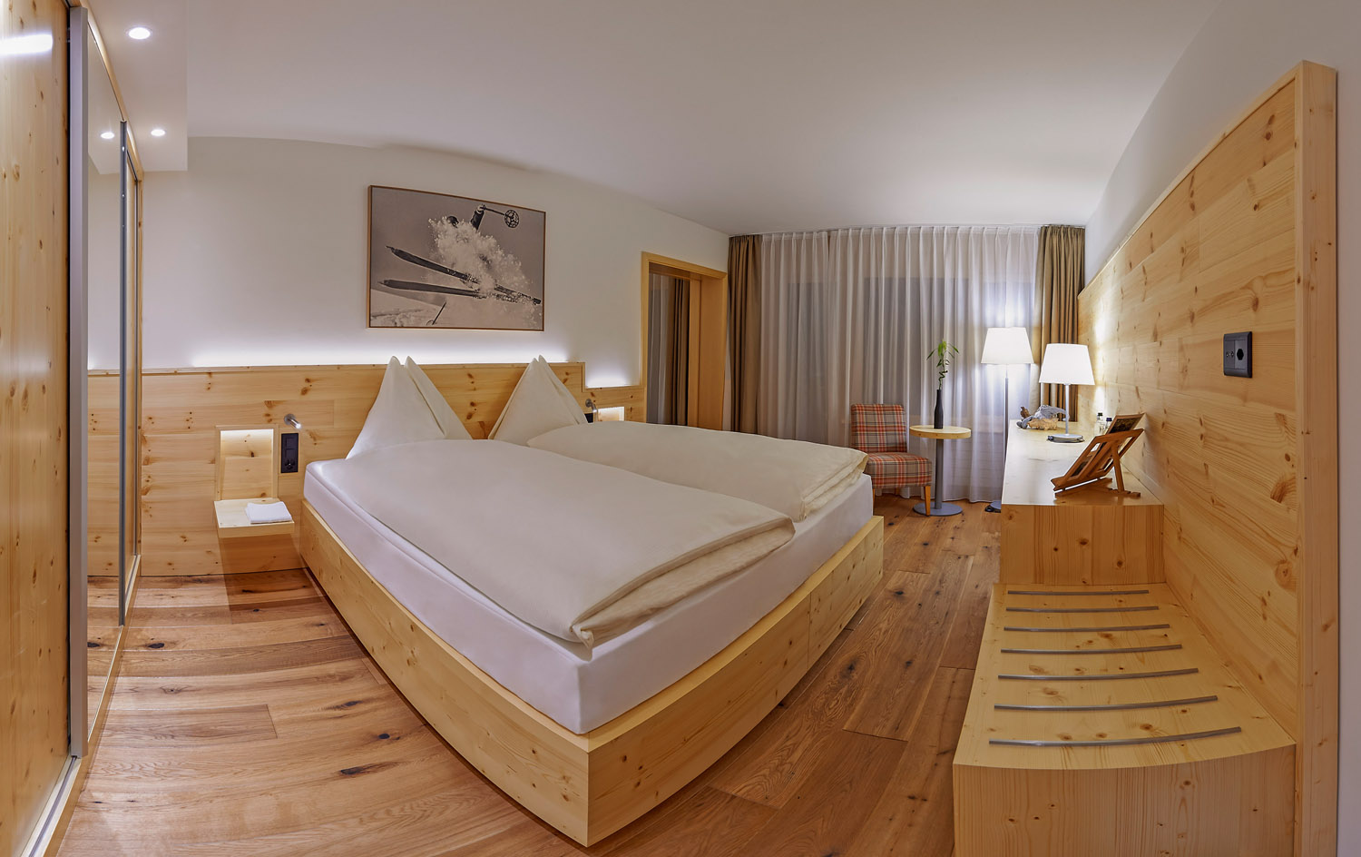 Zimmer mit modern interpretiertem alpinen Stil nach Umbau durch TKS. (Bildquelle: TKS) Zimmer mit modern interpretiertem alpinen Stil nach Umbau durch TKS. (Bildquelle: TKS)