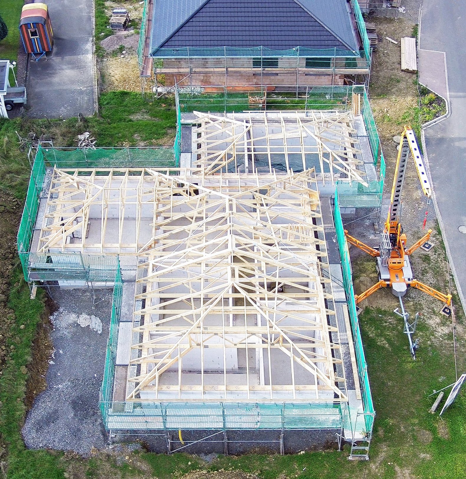 Tragwerk in Vollendung: Tragwerksbau mit Nagelplattenbindern-(c)E. Suckfüll/GIN, Ostfildern; www.nag Tragwerk in Vollendung: Tragwerksbau mit Nagelplattenbindern-(c)E. Suckfüll/GIN, Ostfildern; www.nag