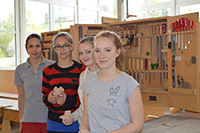 Tischlerin mit Schülerinnen beim Girls`Day 2016
