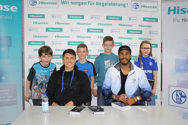 Autogrammstunde mit Alessandro Schöpf (l.) und Eric Maxim Choupo-Moting (r.) Autogrammstunde mit Alessandro Schöpf (l.) und Eric Maxim Choupo-Moting (r.)