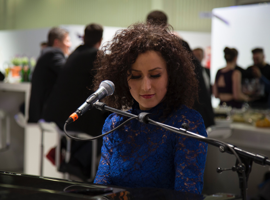 Fensterbau Frontale 2016: Ellen Kamrad vermittelt Pianistin Lenny Pojarov an die profine Group