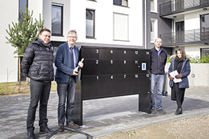 v.l. Markus Amann und Karl Mühlbauer bei der feierlichen Übergabe der neuen Paketfachanlage an die V v.l. Markus Amann und Karl Mühlbauer bei der feierlichen Übergabe der neuen Paketfachanlage an die V