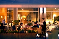 Bar und Terrasse bei Dämmerung