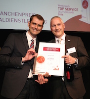 Kai Riedel von ServiceRating (l.) und Oliver Kantner von Nexinto bei der Verleihung. (Bild: Nexinto) Kai Riedel von ServiceRating (l.) und Oliver Kantner von Nexinto bei der Verleihung. (Bild: Nexinto)