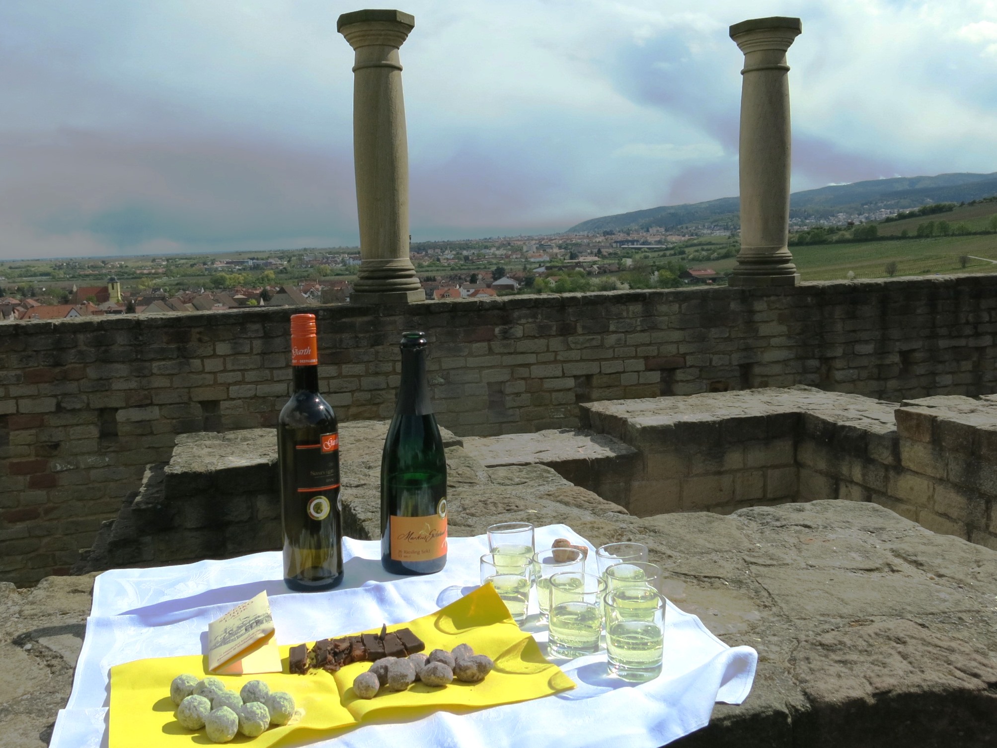 Beim Betriebsausflug mit genussradeln-pfalz mit Pedelecs die Pfälzer Weinberge erkunden und genießen Beim Betriebsausflug mit genussradeln-pfalz mit Pedelecs die Pfälzer Weinberge erkunden und genießen