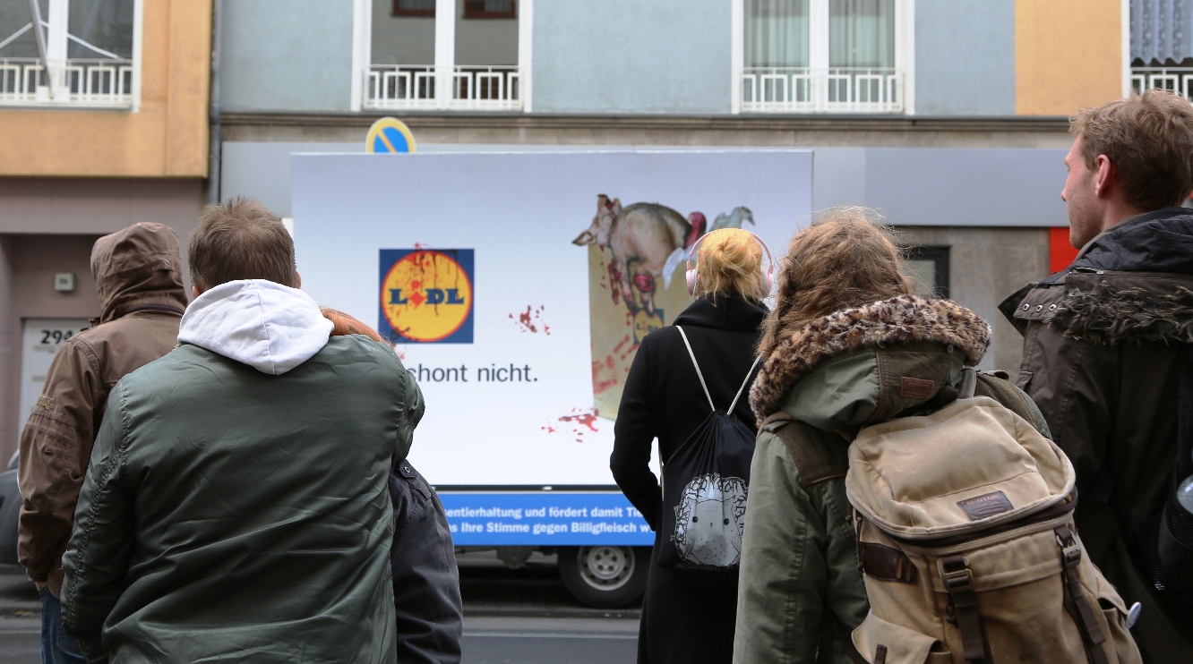 Plakatwagen zum Thema Massentierhaltung kommt am 04.05.2016 nach Lübeck: 