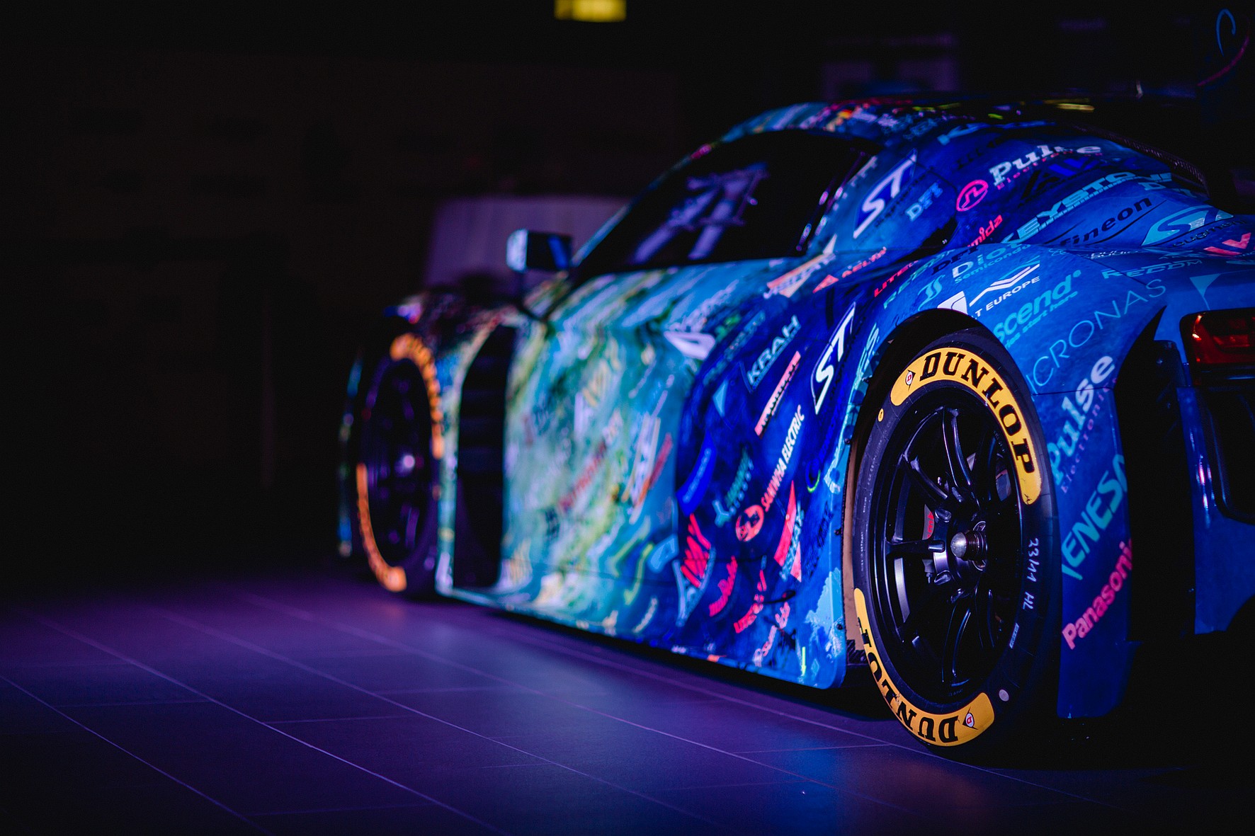 Das Rutronik Art Car: schnell, laut, wohltätig (Bildquelle: Rutronik) Das Rutronik Art Car: schnell, laut, wohltätig (Bildquelle: Rutronik)