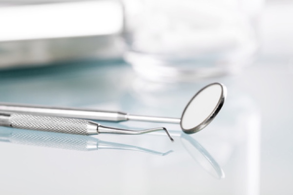 Implantate sind eine schonende Alternative. (Bildquelle:©alimyakubov - Fotolia.com) Implantate sind eine schonende Alternative. (Bildquelle:©alimyakubov - Fotolia.com)