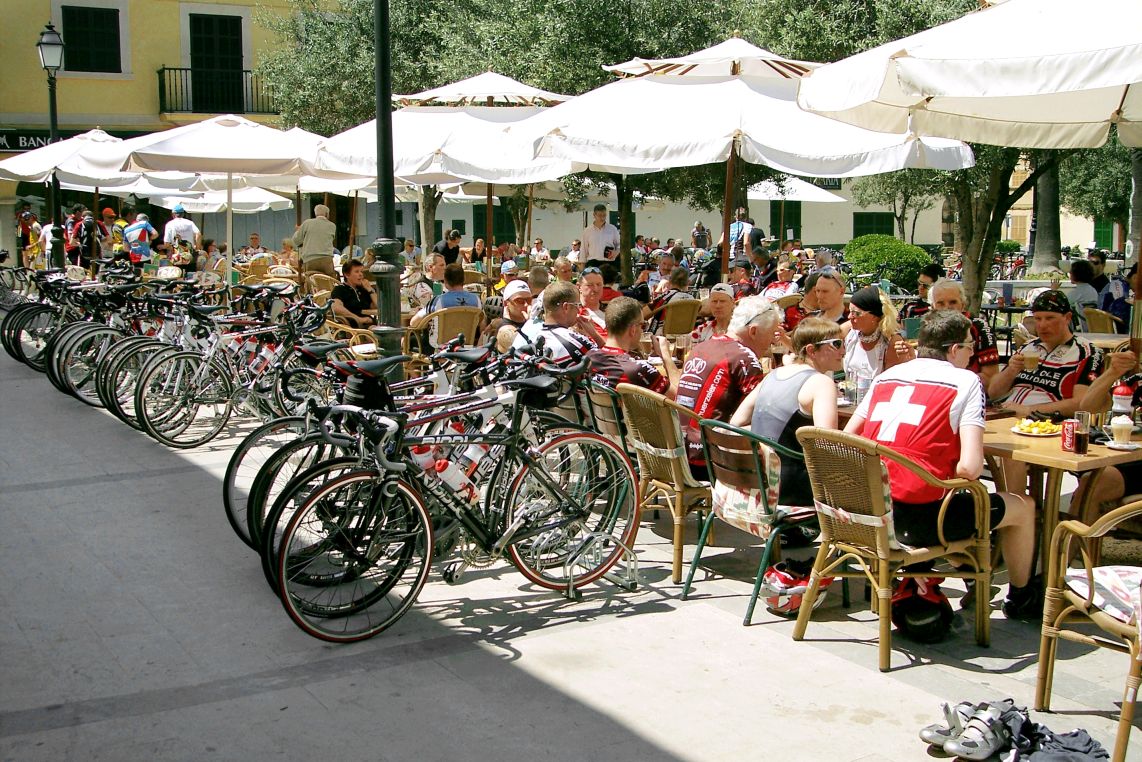 Radfahrer während ihrer Rast in Santa Maria Radfahrer während ihrer Rast in Santa Maria