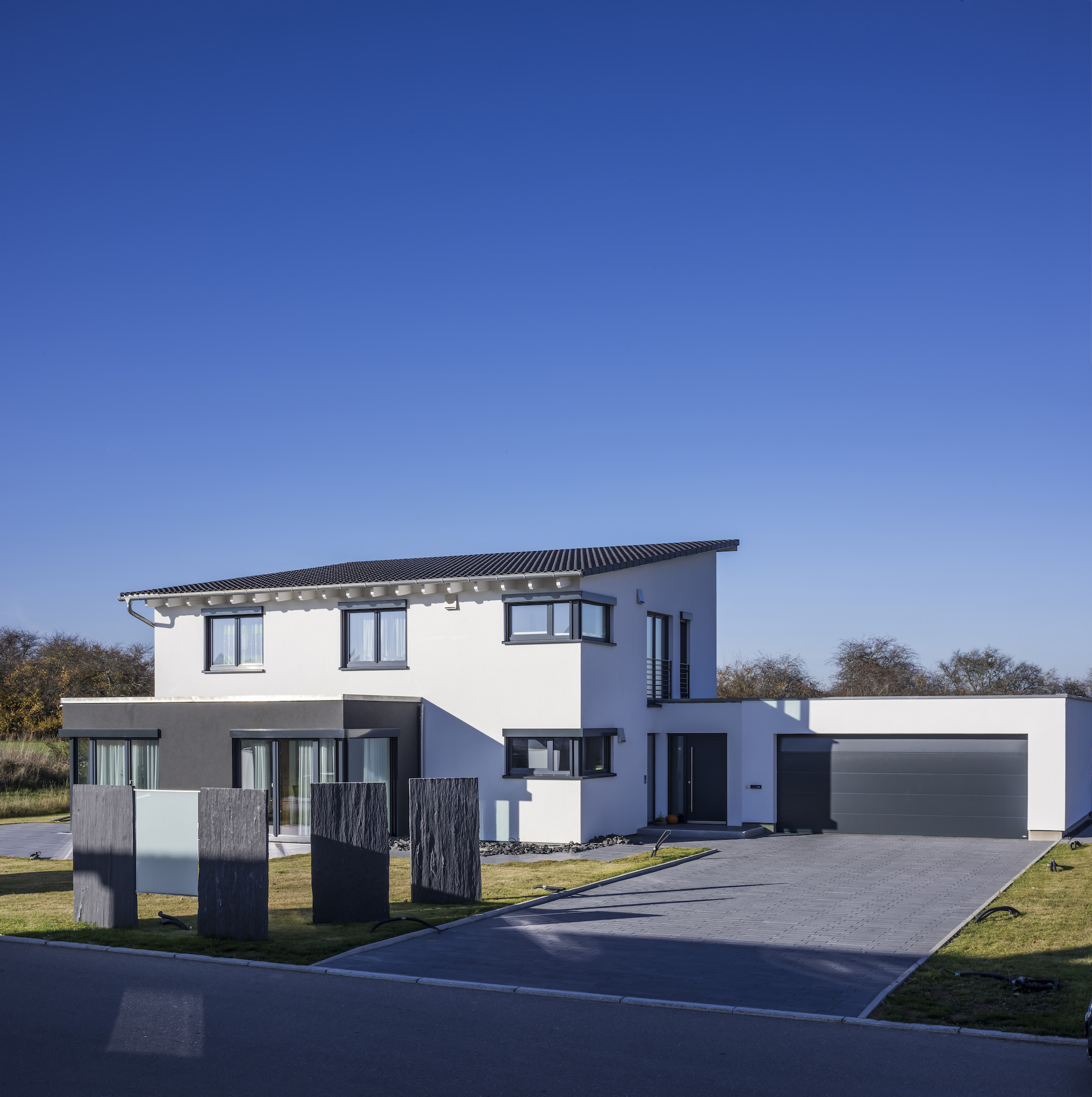 Moderne Stelen schaffen Privatheit Moderne Stelen schaffen Privatheit
