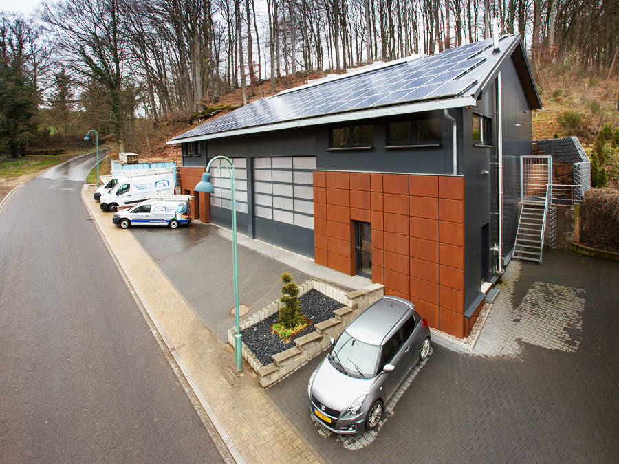 Die neue Produktions- und Lagerhalle ist mit dem Antrieb A70/60 FU von Becker-Antriebe ausgestattet.