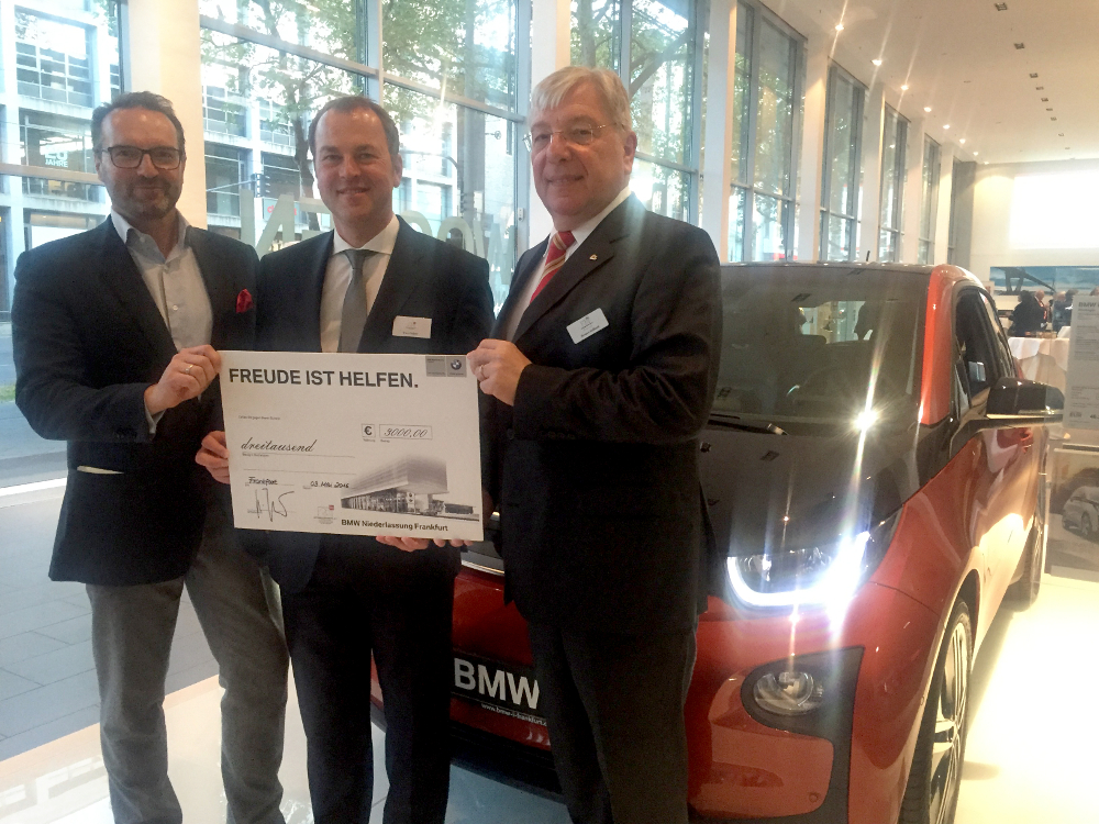 In der BMW Niederlassung Frankfurtüberreichte Uwe Holzer, Leiter BMW Niederlassungsverbund Mitte (M In der BMW Niederlassung Frankfurtüberreichte Uwe Holzer, Leiter BMW Niederlassungsverbund Mitte (M