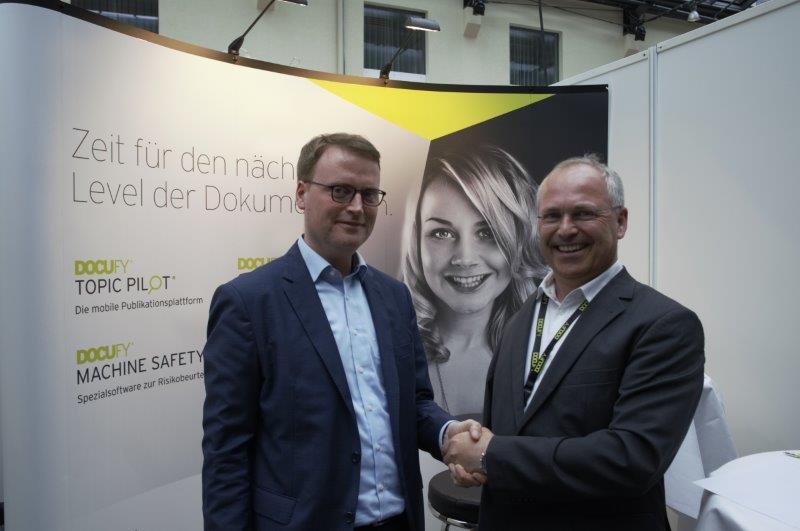 Acrolinx-GF Ulrich Callmeier (links) und Uwe Reißenweber, GF DOCUFY GmbH, schließen Partnerschaft, Acrolinx-GF Ulrich Callmeier (links) und Uwe Reißenweber, GF DOCUFY GmbH, schließen Partnerschaft,