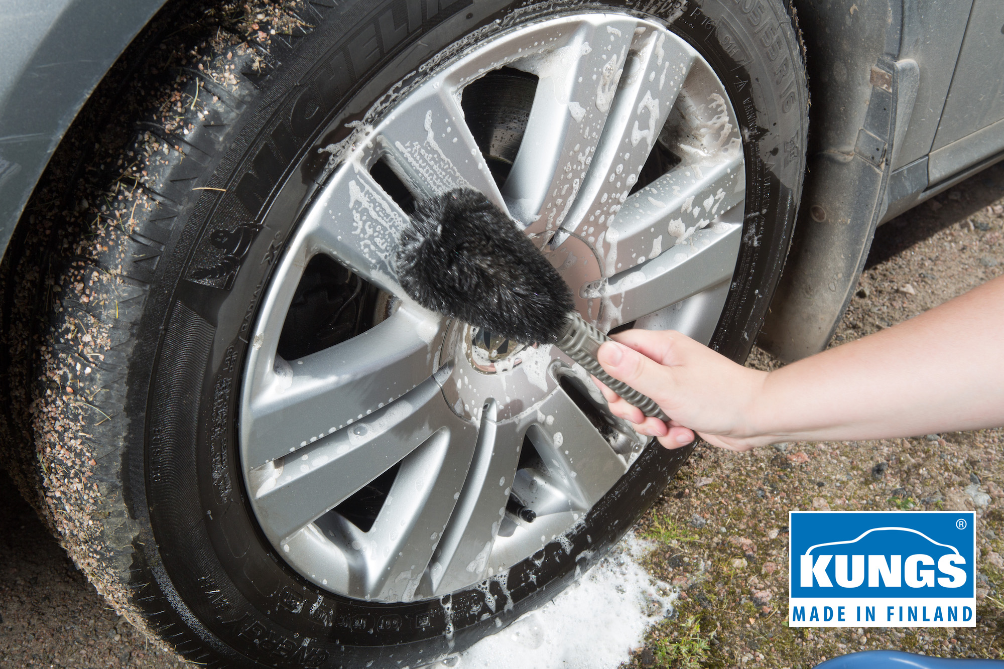 Effektive Autowäsche mit der KUNGS Felgenbürste Effektive Autowäsche mit der KUNGS Felgenbürste