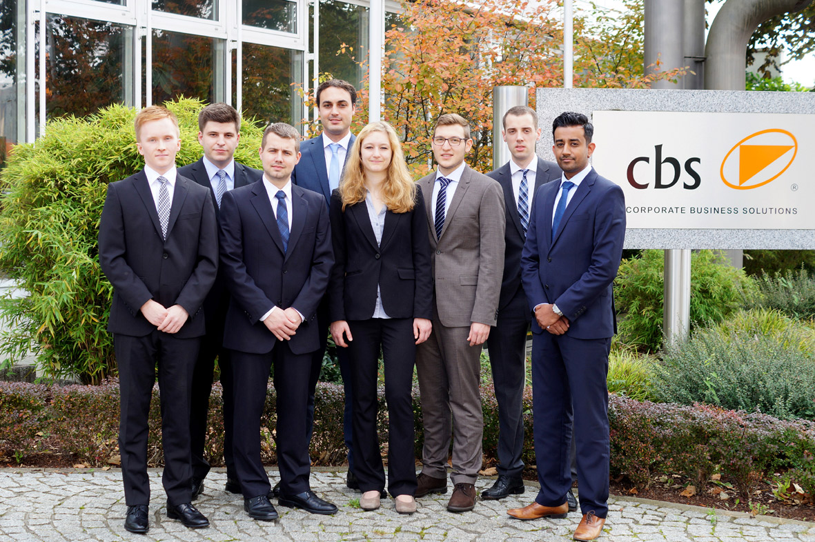 Trainees der cbs vor dem Firmengebäude in Heidelberg (Bildquelle: cbs Corporate Business solutions) Trainees der cbs vor dem Firmengebäude in Heidelberg (Bildquelle: cbs Corporate Business solutions)