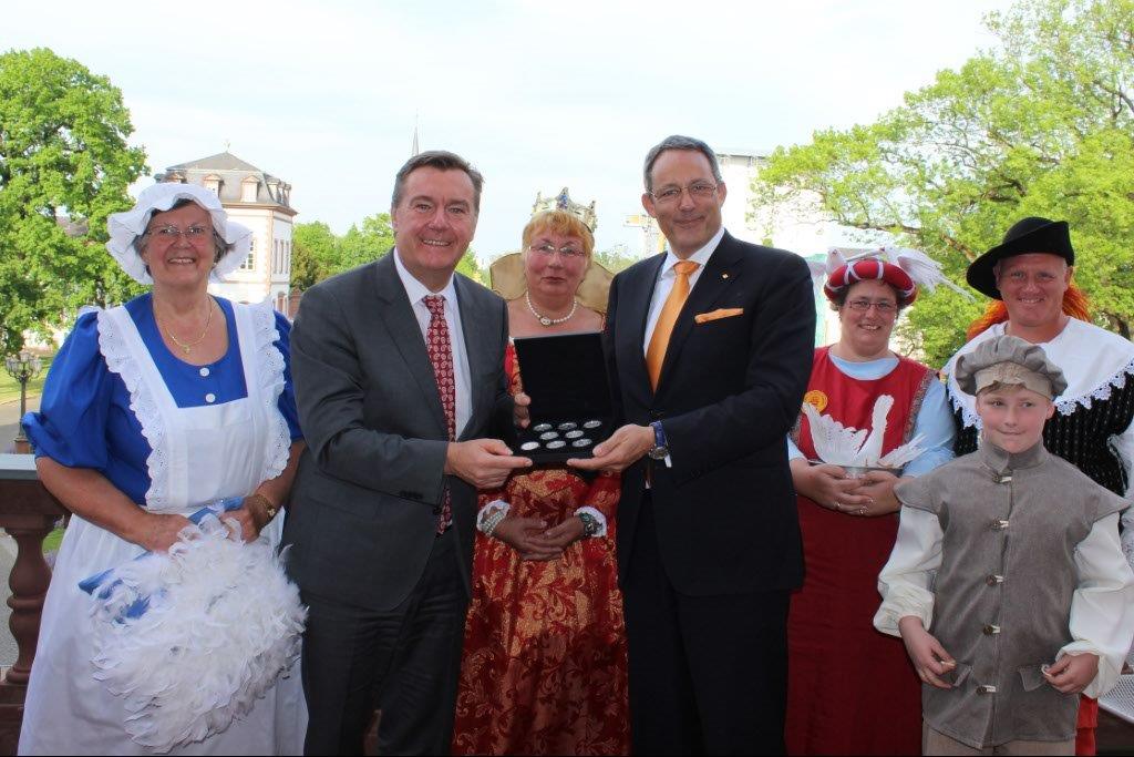 Marc-Eckehardt Gramm (Degussa), Claus Kaminsky (OB Hanau), Brüder Grimm Verein Hanau (Bildquelle: De Marc-Eckehardt Gramm (Degussa), Claus Kaminsky (OB Hanau), Brüder Grimm Verein Hanau (Bildquelle: De