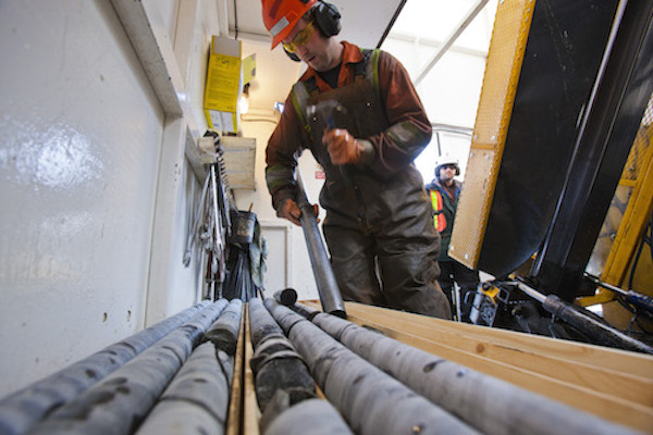 Bohrkerninspektion bei Treasury Metals