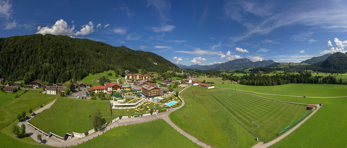 Panoramablick: Hotel Seehof und hauseigener Fußballplatz (Bildquelle: Münsterer Hotel GmbH) Panoramablick: Hotel Seehof und hauseigener Fußballplatz (Bildquelle: Münsterer Hotel GmbH)