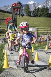 Kinder beim Fahrradfahren