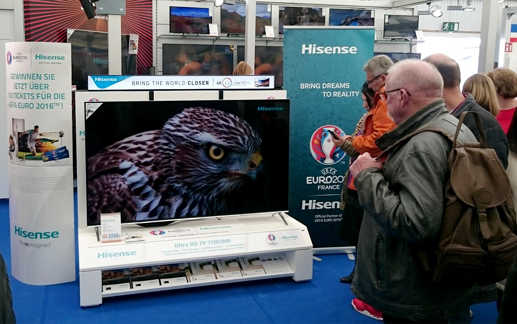 Ein echter Publikumsmagnet: das UHD-TV-Modell Hisense 75M7900 mit 189 cm (75?) Bilddiagonale Ein echter Publikumsmagnet: das UHD-TV-Modell Hisense 75M7900 mit 189 cm (75?) Bilddiagonale