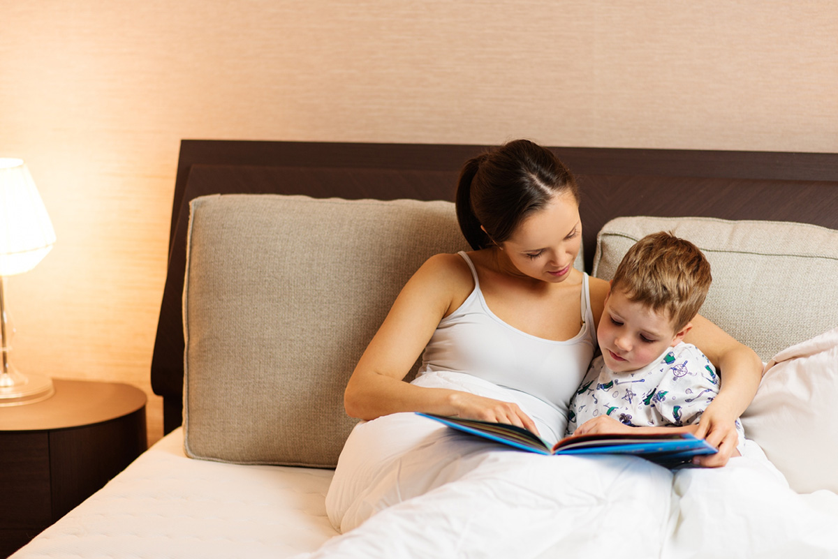 Rituale am Abend, wie eine Gute-Nacht-Geschichte, helfen Kindern, den Tag entspannt zu verabschieden