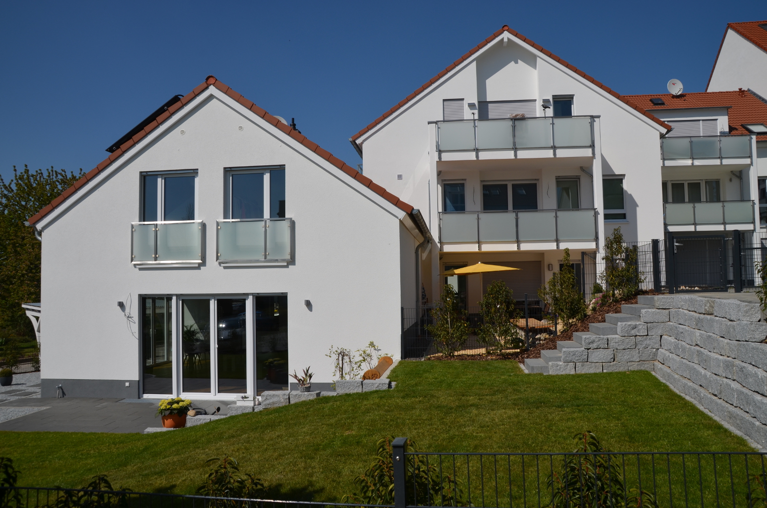 Schlüsselfertiger Wohnungsbau: Die drei Gebäude in Nieder-Olm (Rheinland-Pfalz) bieten höchsten Wohn Schlüsselfertiger Wohnungsbau: Die drei Gebäude in Nieder-Olm (Rheinland-Pfalz) bieten höchsten Wohn