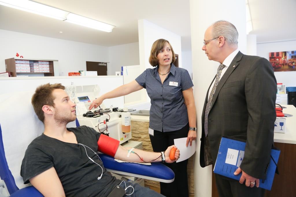 v.l.n.r.: Plasma-Spender; Carola Lipps - Plasma Service Europe, Dr. Georg Kippels/MdB (CDU)