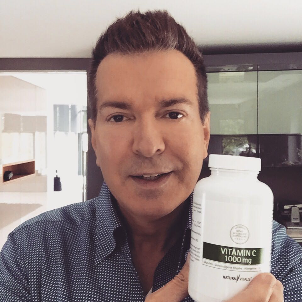 Frank Felte, Gründer von Natura Vitalis, mit den neuen Vitamin C-Presslingen