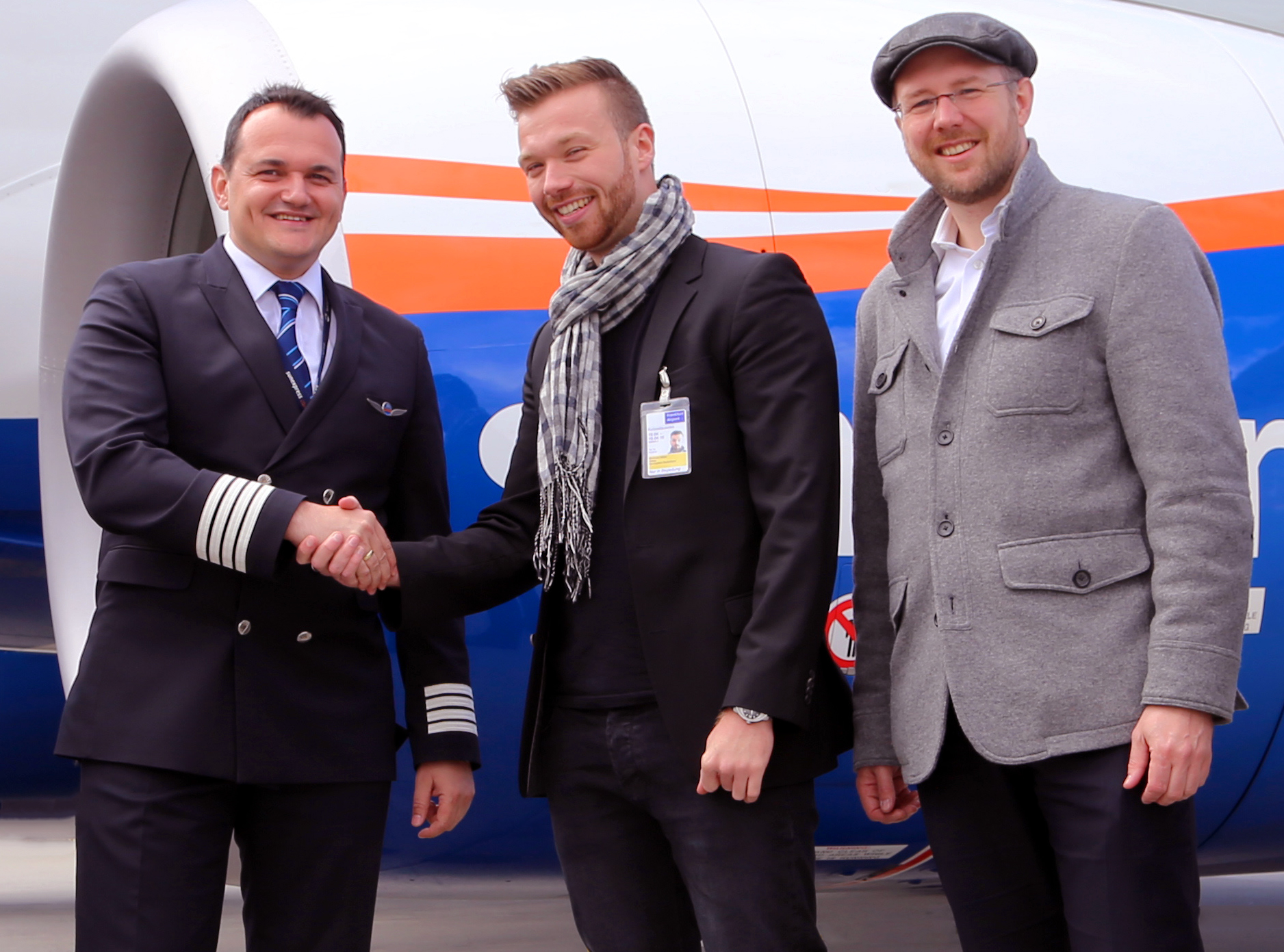 Maximilian Göllner (mitte) mit SunExpress Commercial Director Peter Glade (rechts) und Pilot Volkan 