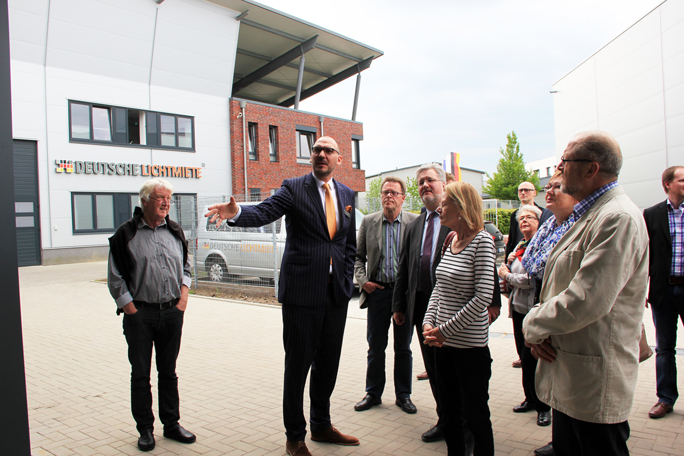 Führung der Gäste durch das Betriebsgelände in Oldenburg / Quelle: Deutsche Lichtmiete Führung der Gäste durch das Betriebsgelände in Oldenburg / Quelle: Deutsche Lichtmiete