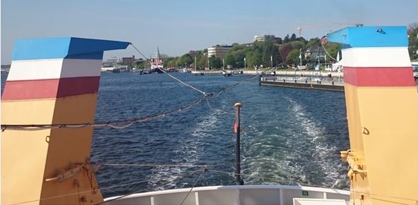 Noch bringt nur der Förde Dampfer das Wasser der Kieler Innenförde zum Schäumen. Noch bringt nur der Förde Dampfer das Wasser der Kieler Innenförde zum Schäumen.