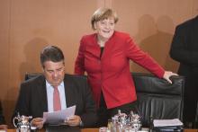 Sigmar Gabriel (SPD, l.) und Angela Merkel (CDU) bei der 100. Sitzung des Bundeskabinetts. Bild: Bun