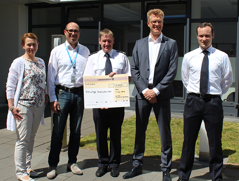 Spendenübergabe von arvato Financial Solutions an die Freiwillige Feuerwehr Verl