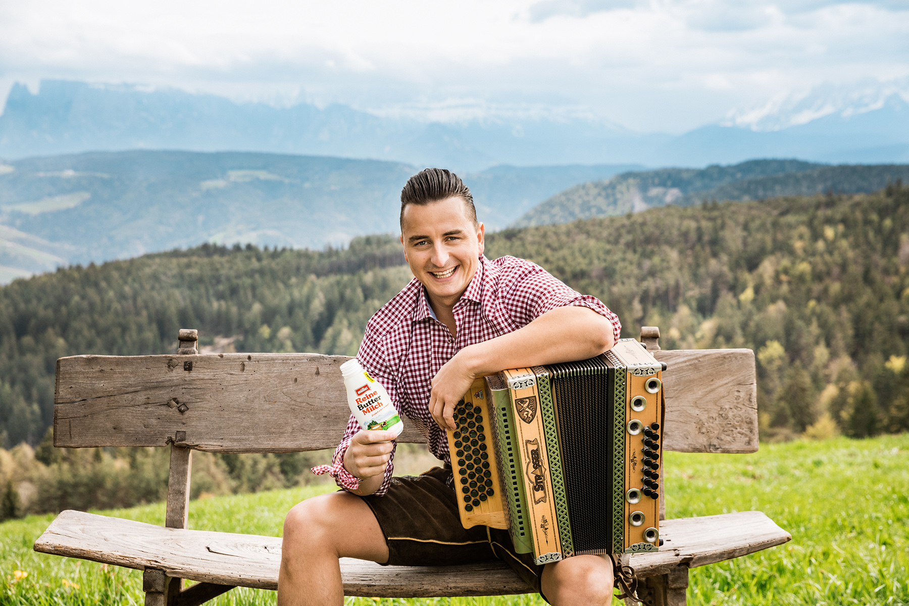 Der Müller Buttermilchmann Andreas Gabalier (Bildquelle: Molkerei Alois Müller GmbH& Co. KG) Der Müller Buttermilchmann Andreas Gabalier (Bildquelle: Molkerei Alois Müller GmbH& Co. KG)